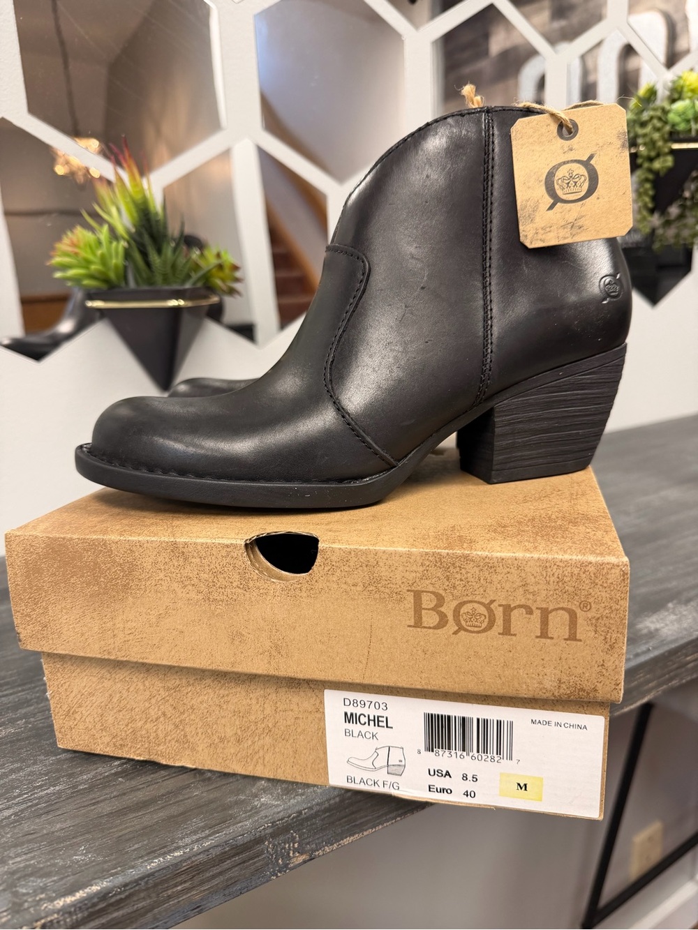 Børn Michel Black Leather Ankle Booties Size 8.5 M | Side Zip | Comfort Heel